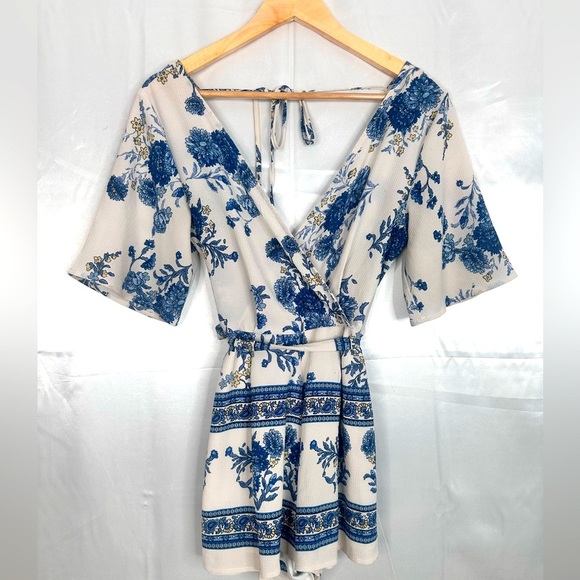 Floral Blue and White belted V neck and back lined romper size Small - Picture 1 of 9